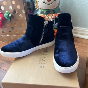 NEW in BOX Kenneth Cole Gentle Souls Carole Sneakers